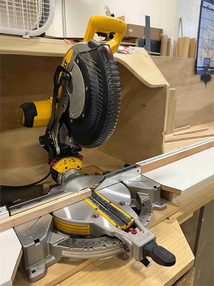 DeWalt "DWS716" Compound Miter Saw