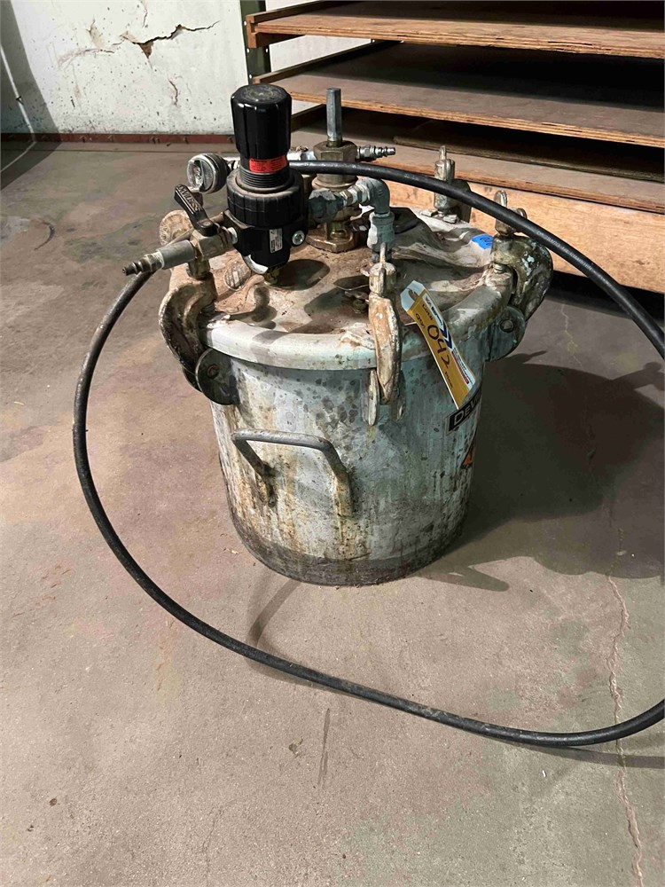 DeVilbiss Pressure Pot & Spray Gun