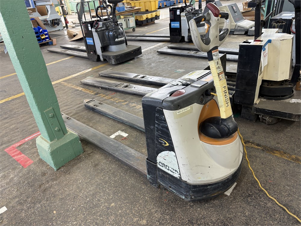 WP "3000 Series" Powered Pallet Jack