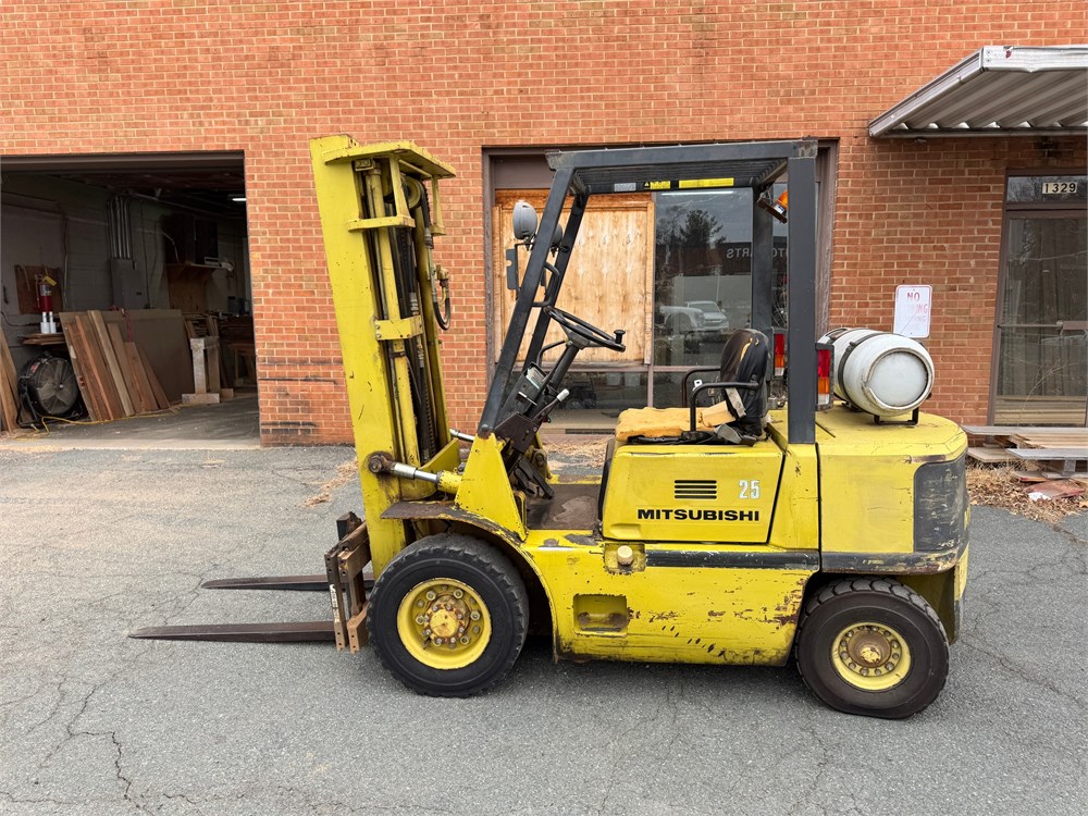 Mitsubishi "FC25" Forklift