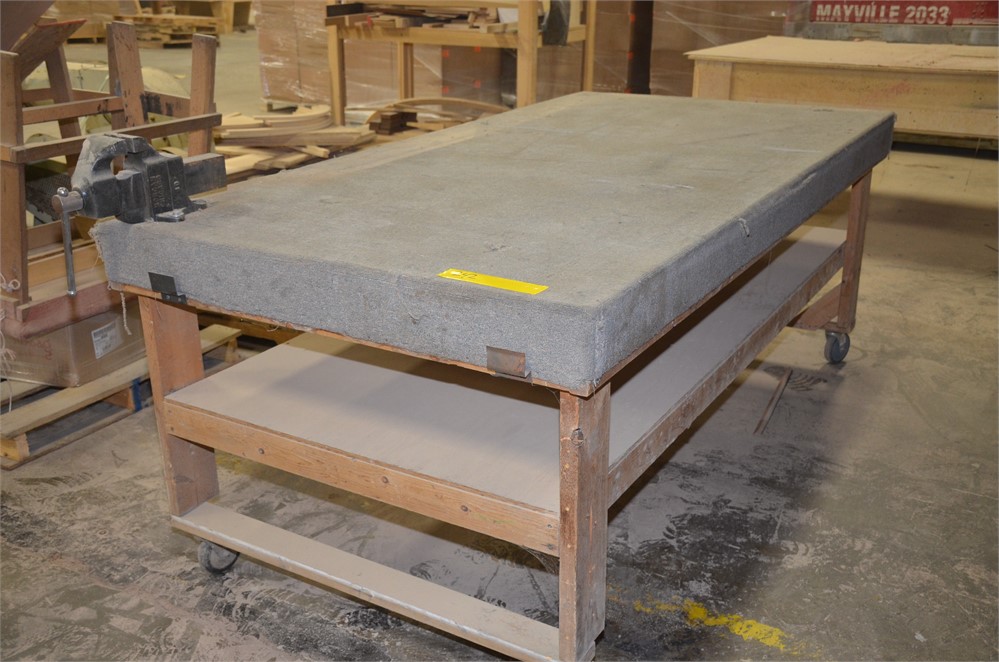 Rolling work bench with vise