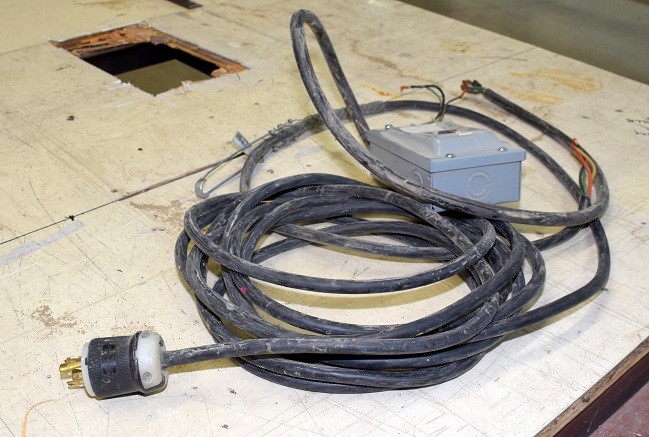 LOT# 068  600 VOLT ELECTRICAL CORD & SWITCH * APPROX 20FT LONG