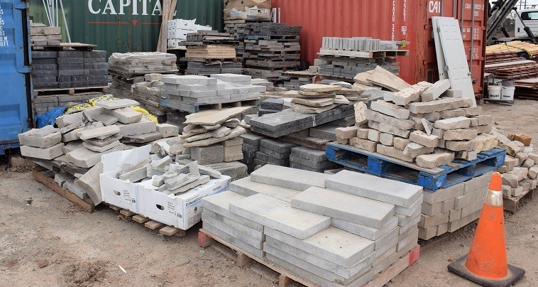 LARGE LOT OF LANDSCAPING STONE / BRICKS  * 36 SKIDS SOME FULL SOME NOT
