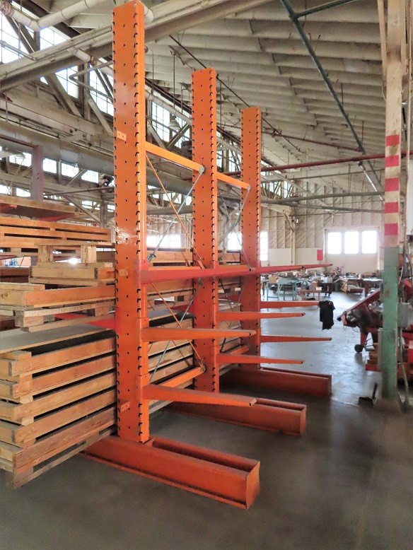 LOT# 045  TWO-SIDED LUMBER / CANTILEVER RACKING * (1) SECTION