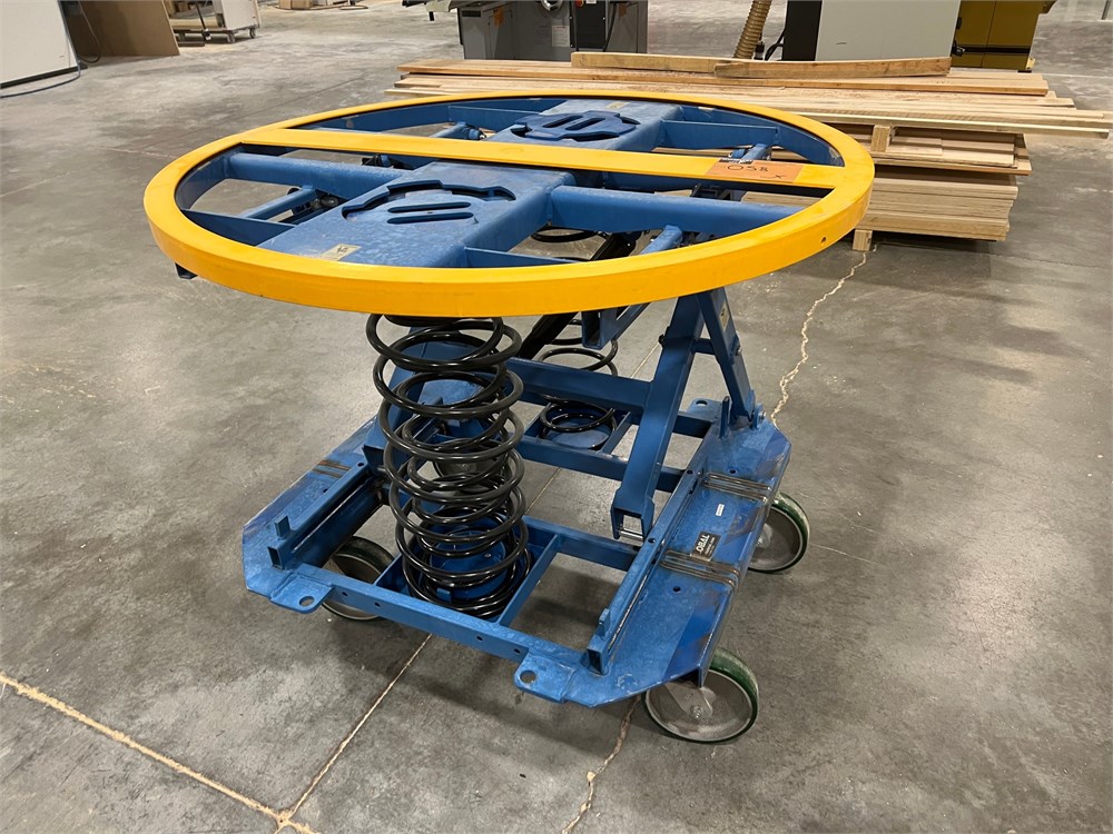 Global Industrial Spring-Actuated Pallet Carousel Skid Positioner