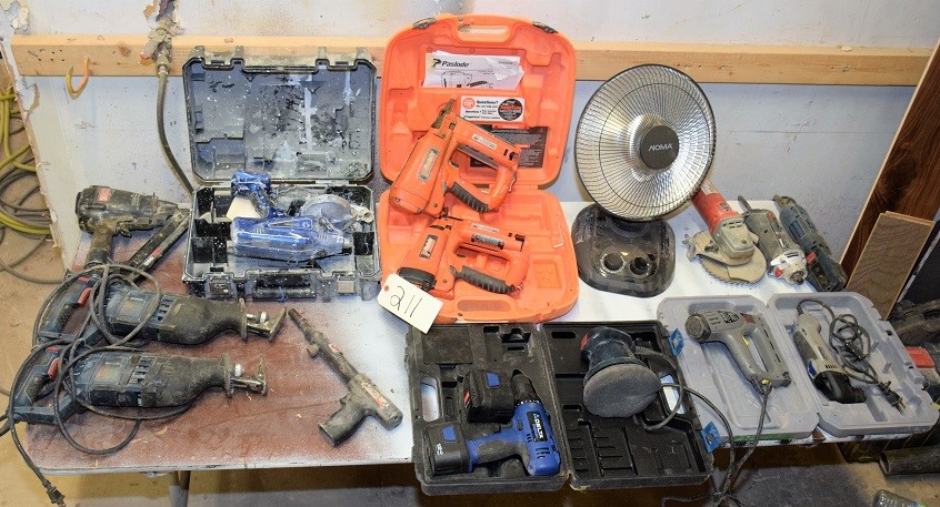 LOT OF POWER TOOLS THAT NEED REPAIR * NOT WORKING