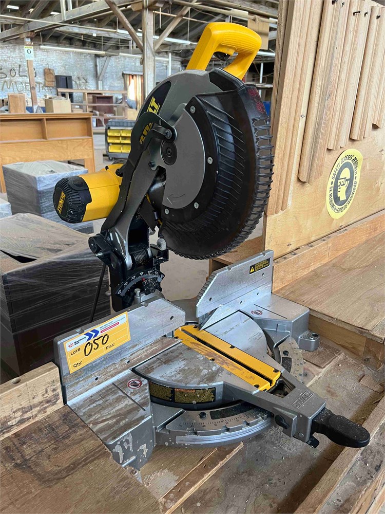 DeWalt "DW716" 12" Compound Miter Saw