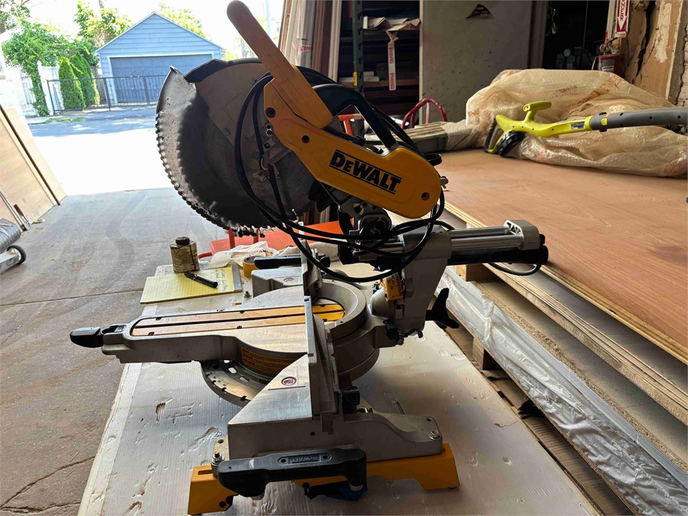 DeWalt Sliding Compound Miter Saw