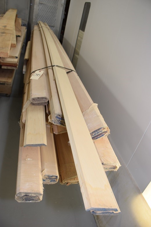 (1) LIFT OF WOOD MOULDINGS UP TO 12' LONG * VARIOUS SPECIES AND DIMENSIONS