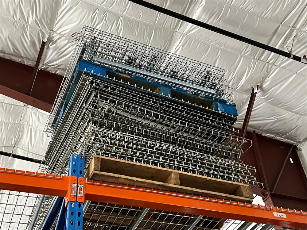 Wire decking for pallet racks