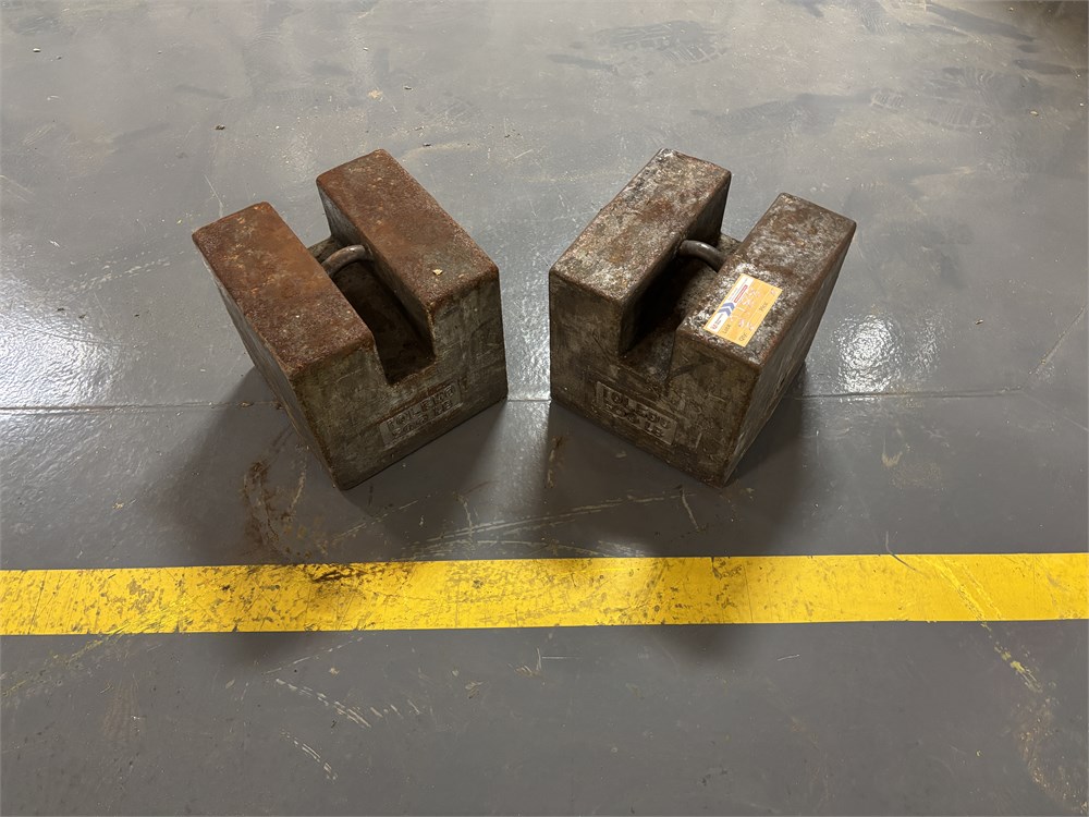 (2) 500 Lbs Weights