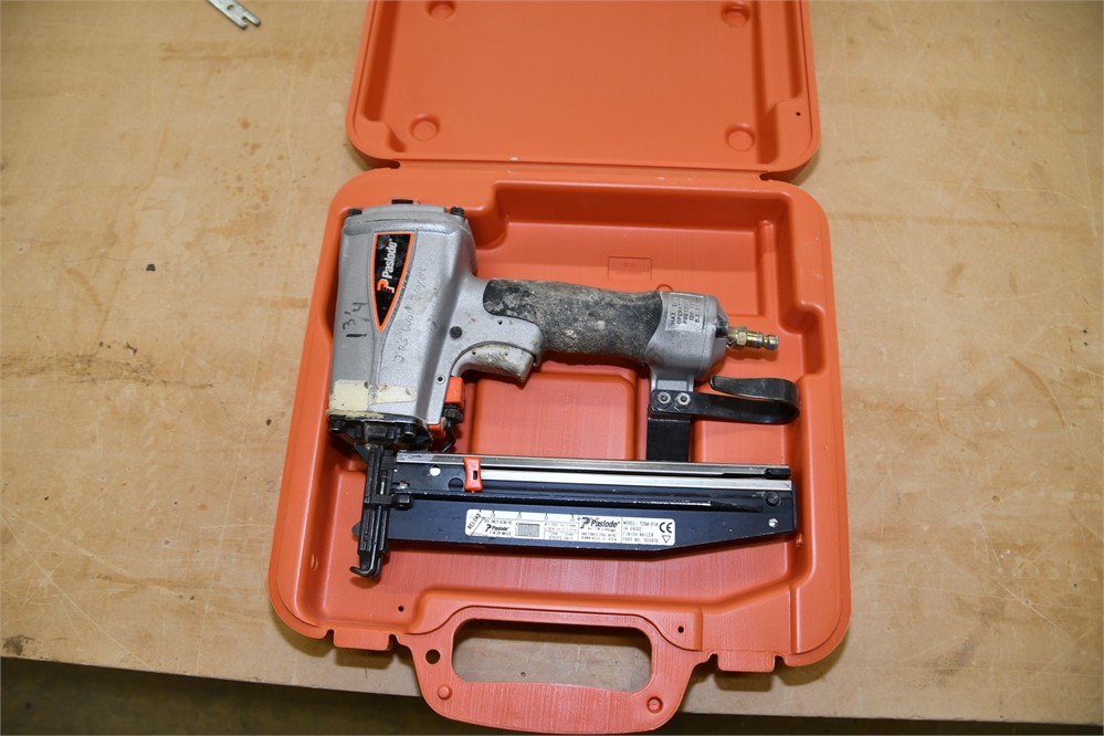 Paslode Pneumatic Staple/Nail Gun & Case