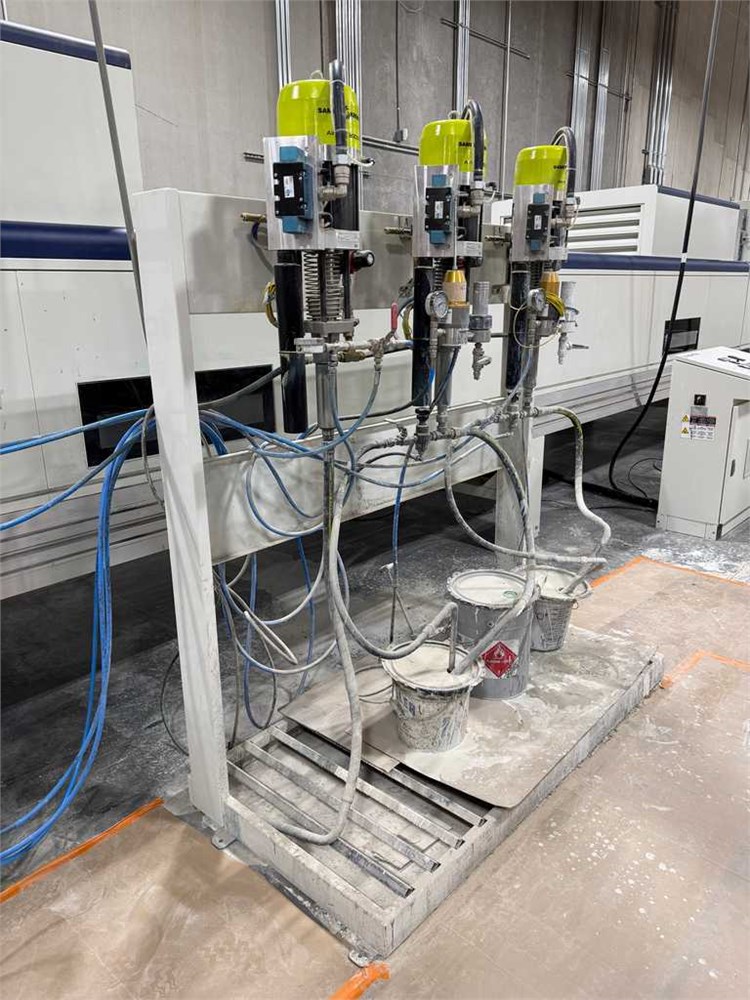 (3) Kremlin "Airmix 20C100" Spray Pumps with Stand