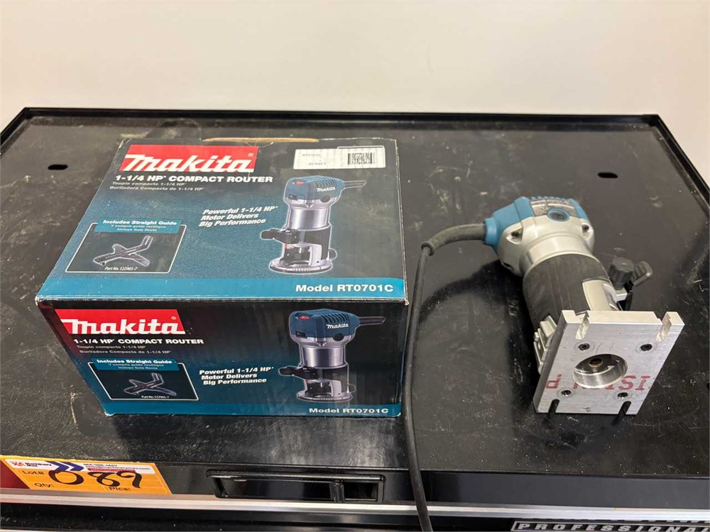 Makita RT0701C Compact Router