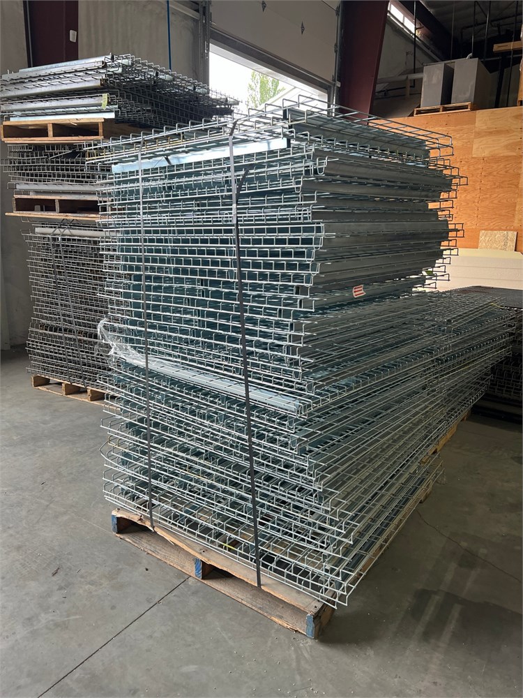 Wire decking for pallet racks