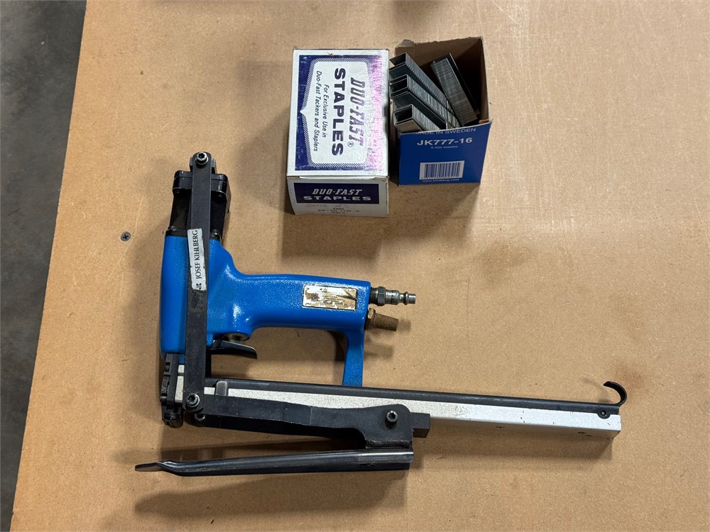 (1) Box of Staples w/Gun