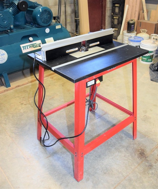 FREUD INVERTED ROUTER TABLE WITH MILWAUKEE ROUTER & CUTTER