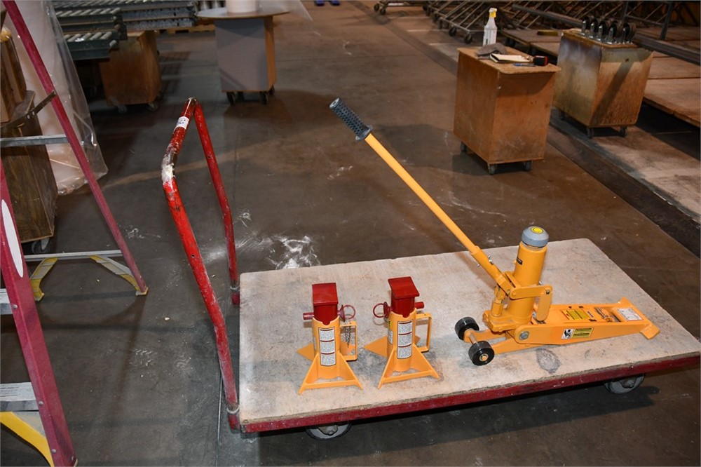 FLOOR JACK, SEE PICTURES WITH CART INCLUDED