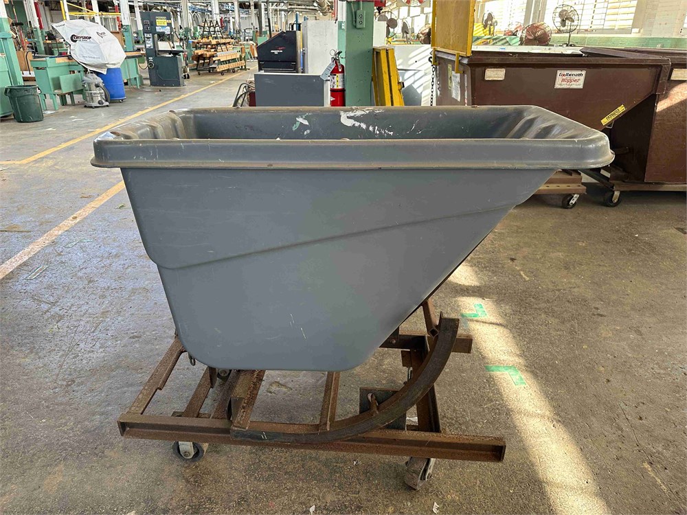 Rubbermaid Self Dumping Hopper