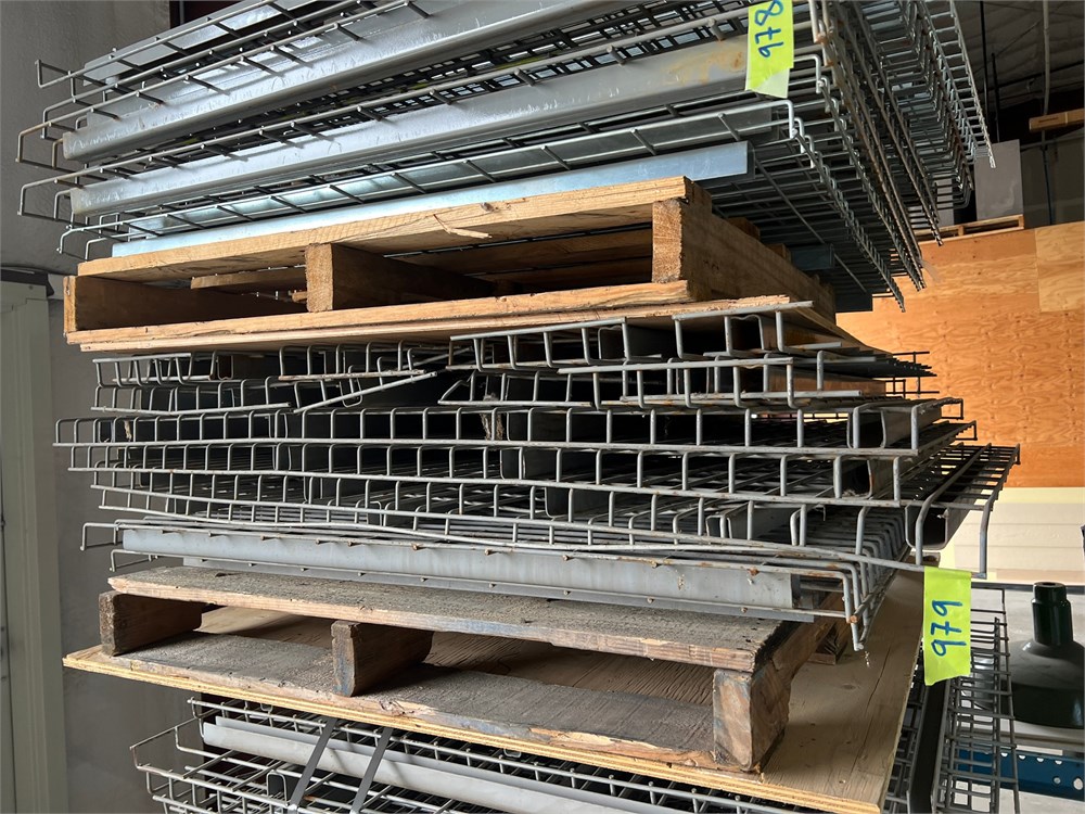 Wire decking for pallet racks