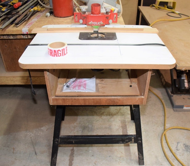 LOT# 101  FREUD ROUTER TABLE WITH PORTER CABLE ROUTER