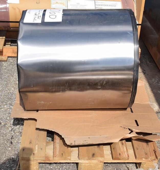 LOT# 060  (1) ROLL OF STAINLESS LAMINATE / VENEER * SEE PHOTOS FOR VOLUME