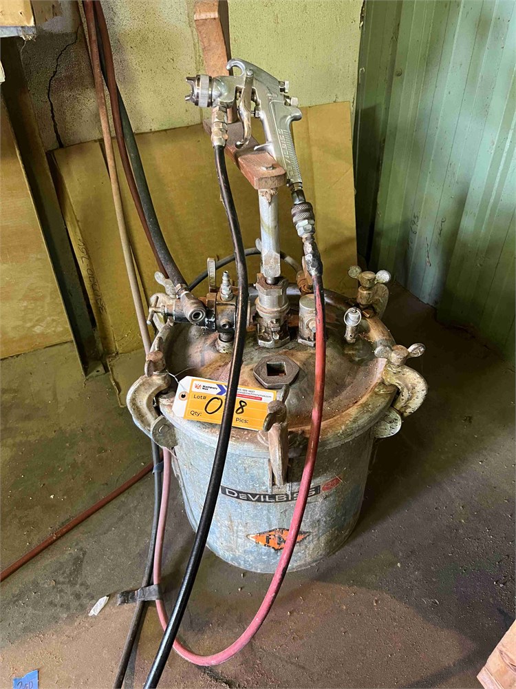 DeVilbiss Pressure Pot & Spray Gun
