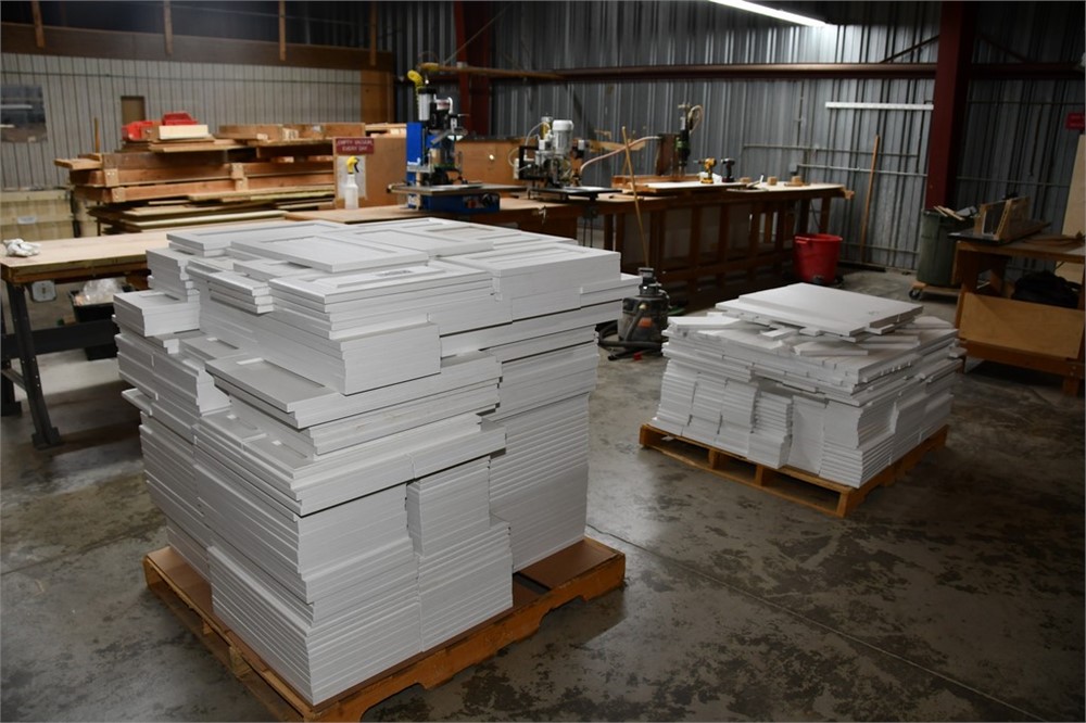 MISC. PALLET OF CABINET DOORS AND CABINET PARTS