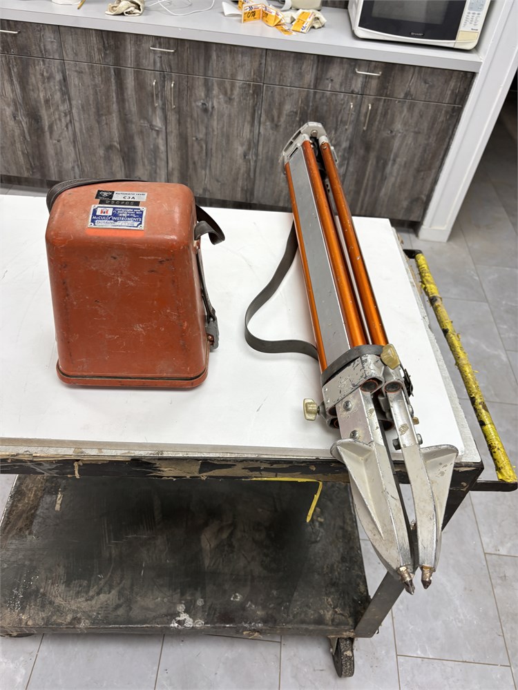 McCully Instruments Leveler w/Tripod
