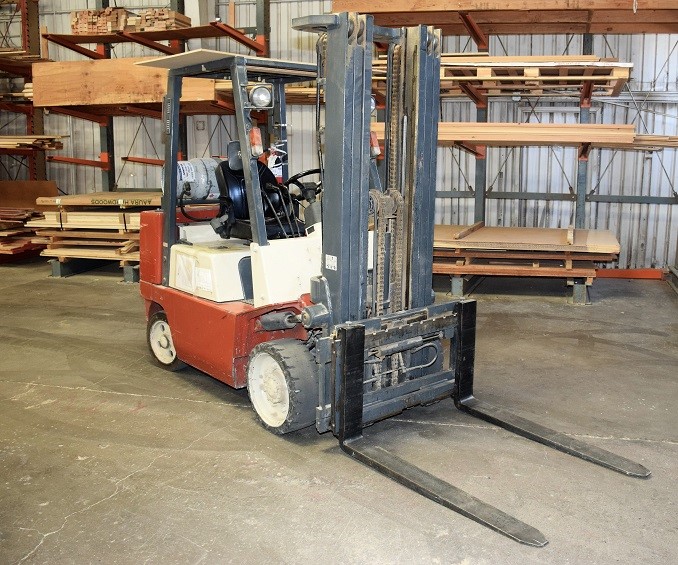 LOT# 033  NISSAN CUF30 FORKLIFT * 8000LB CAPACITY, SIDESHIFT, PROPANE, 3 STAGE