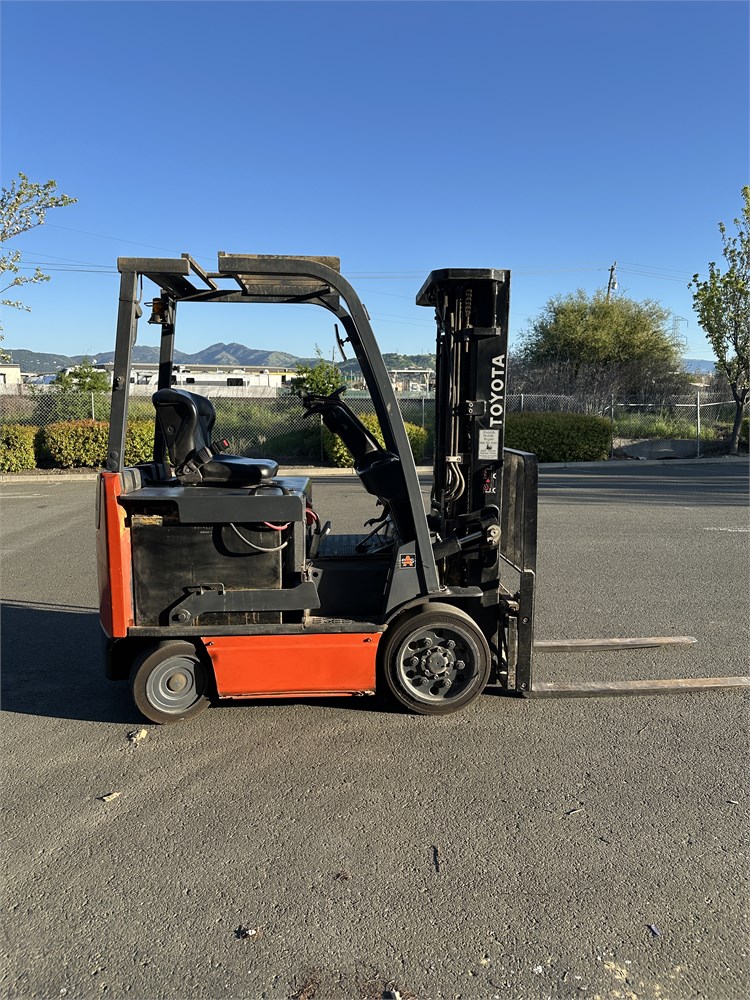Toyota "8FBCU25" Forklift w/Charger
