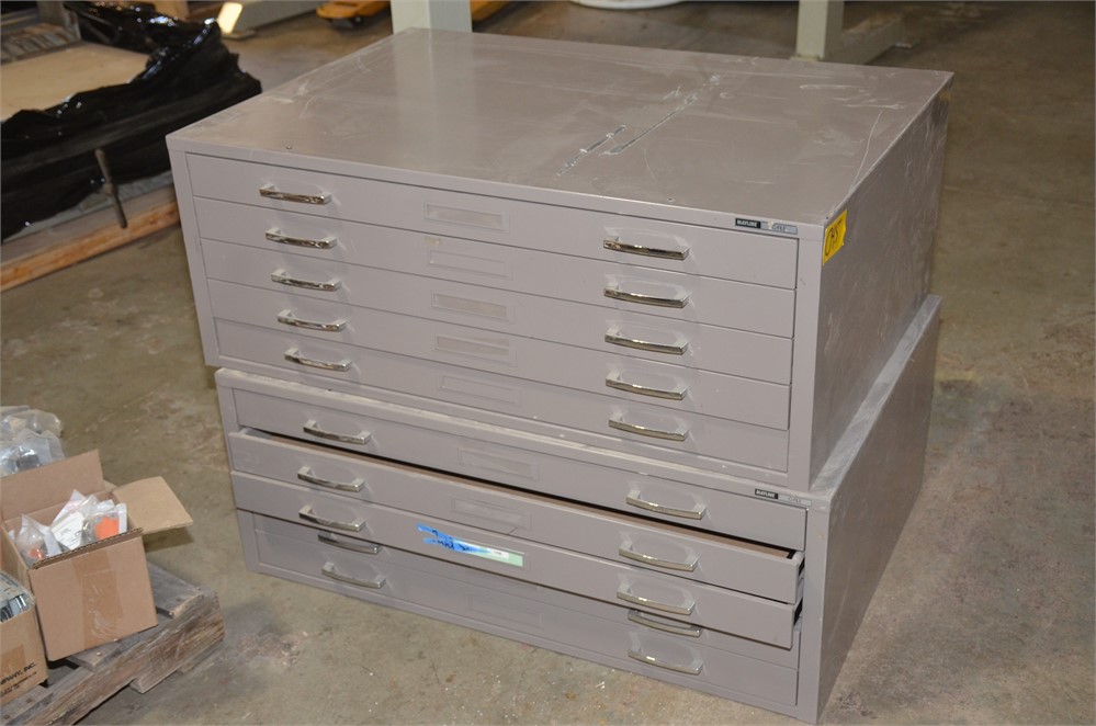 Storage cabinet with drawers