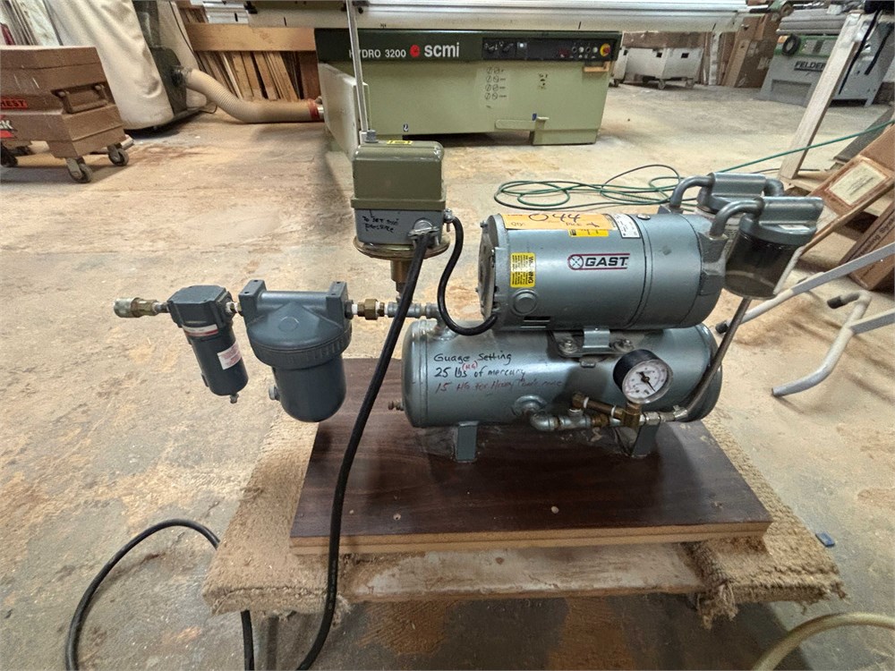 Gast Rotary Vacuum Pump w/Bags