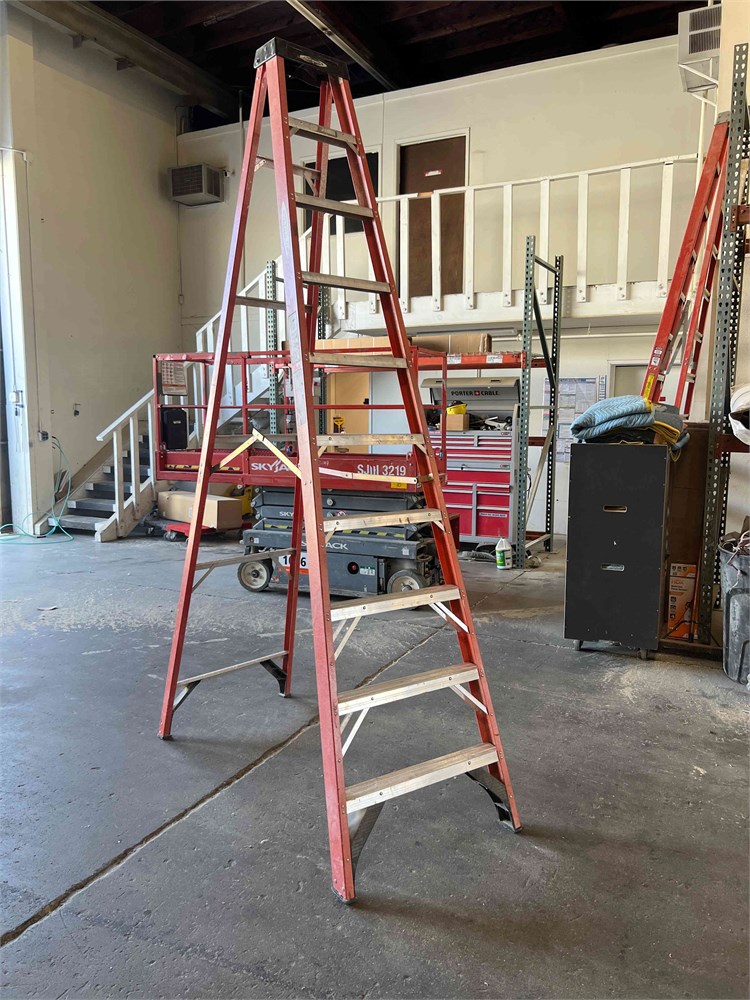 Fiberglass Step Ladder - 10'