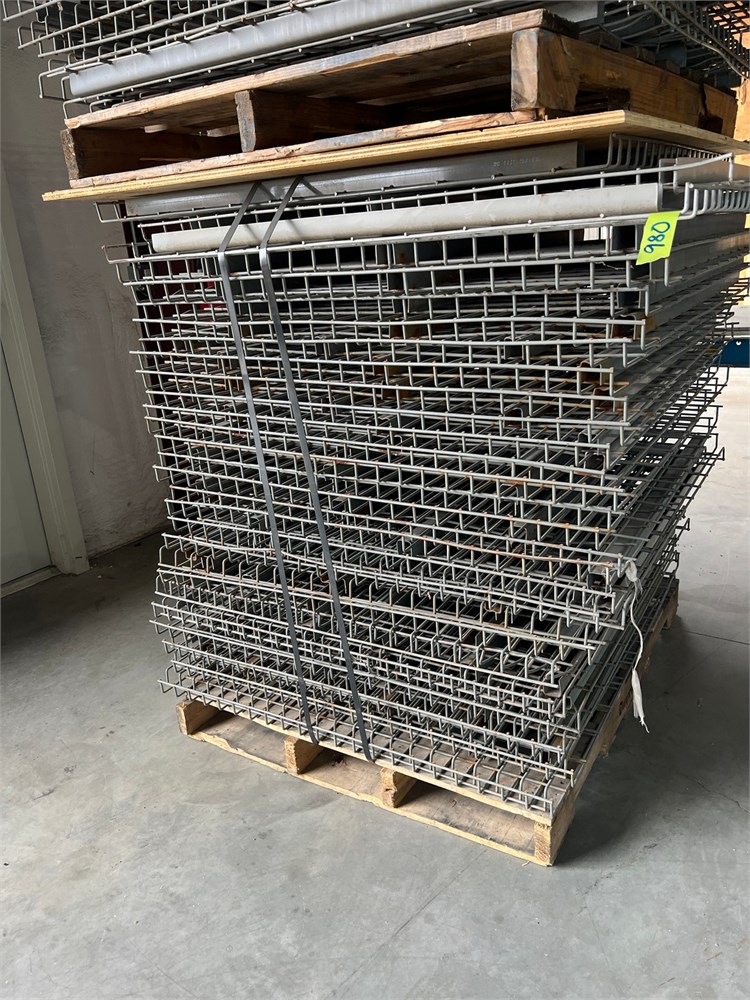 Wire decking for pallet racks