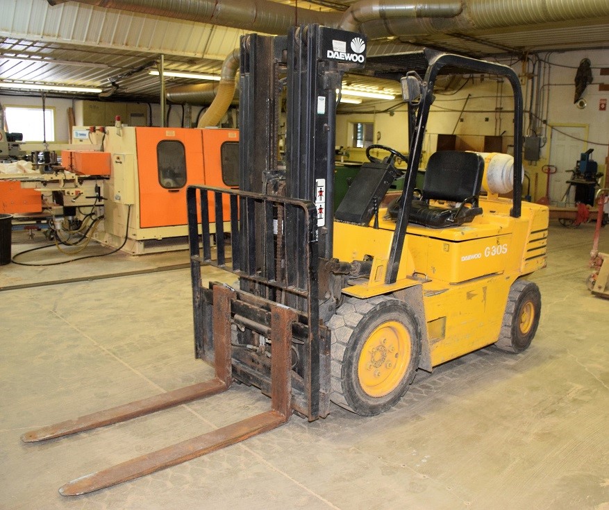 LOT# 1031  DAEWOO G30S-2 FORKLIFT * 6,000 LB CAPACITY, 3 STAGE, SIDESHIFT