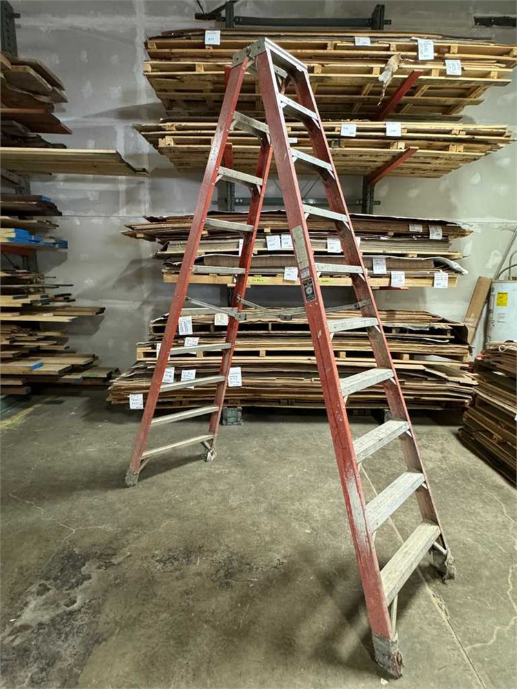 Fiberglass Step Ladder - 9'