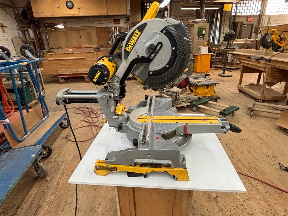 DeWalt 12" Dual-Bevel Sliding Compound Miter Saw