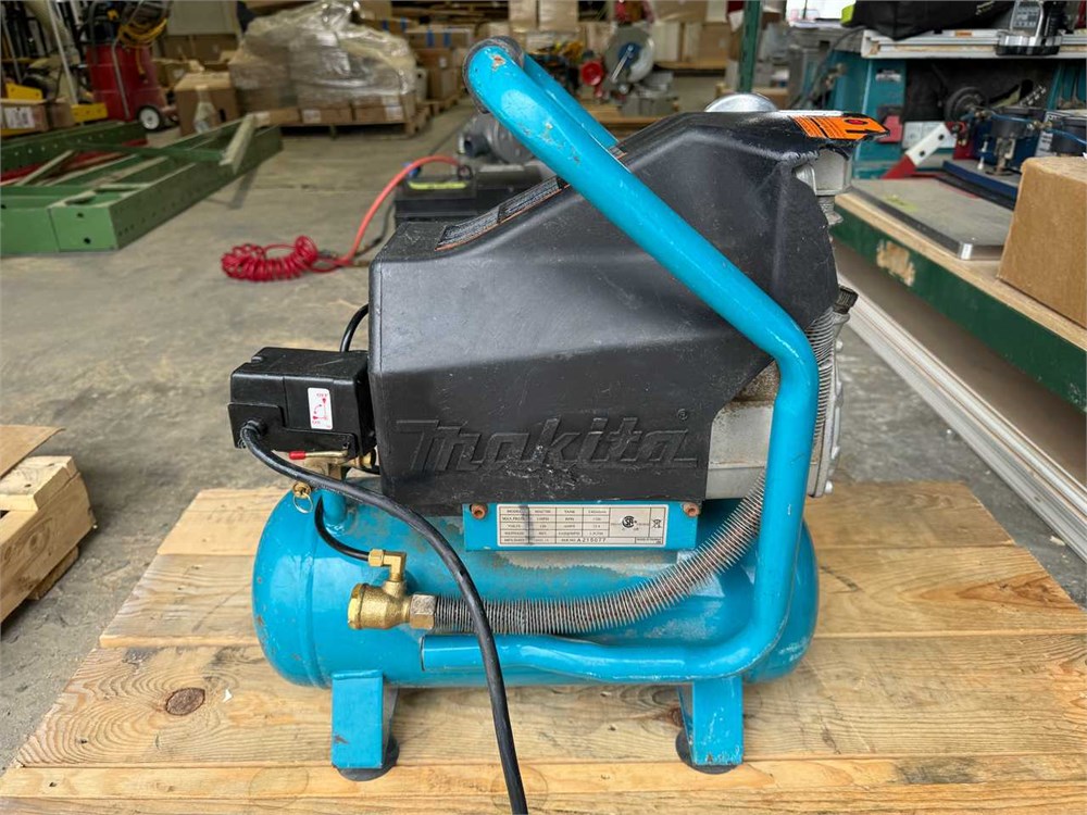 Makita "MAC 700" Portable Air Compressor