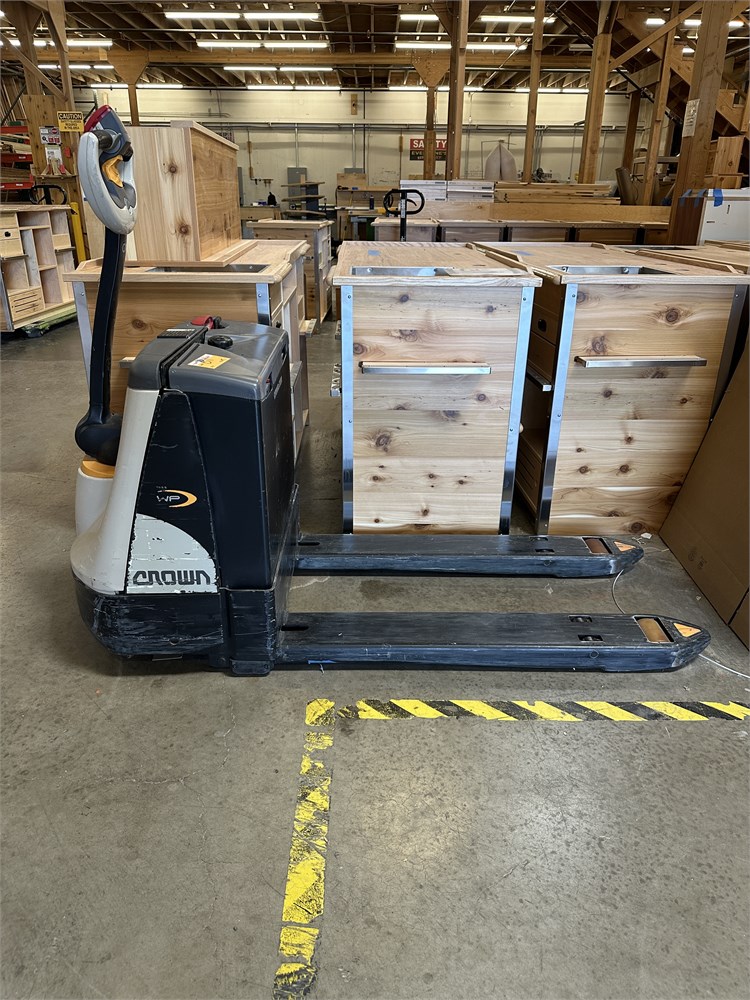Crown "WP3035-45" Power Pallet Jack