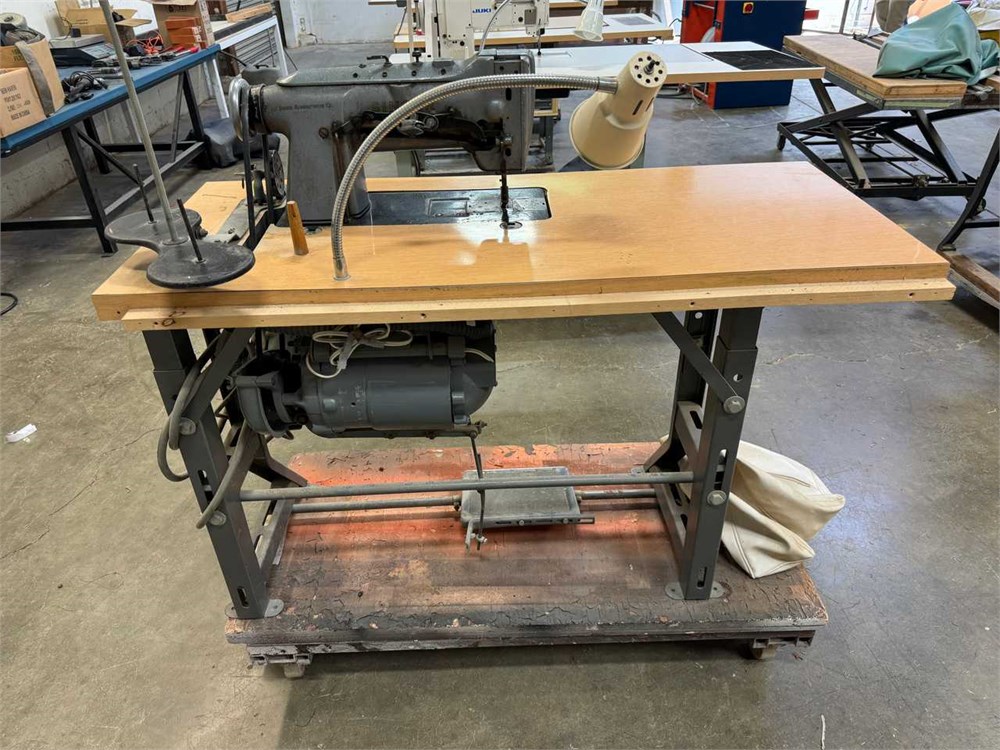 Singer "2IIW151" Sewing Machine