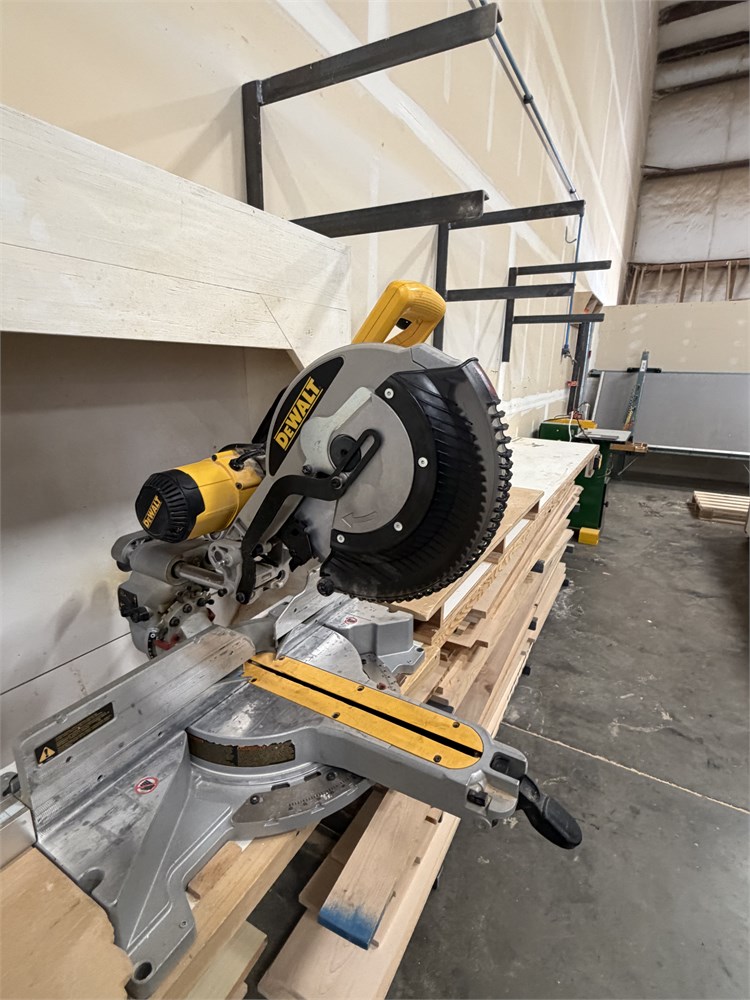 DeWalt "DW716" 12" Compound Miter Saw With Extension Tables and Fence