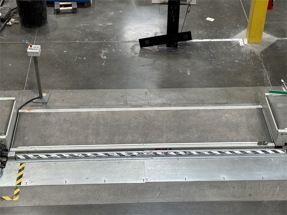 CVM "Y-N/400-80" Powered Belt Conveyor with Scissor Lift