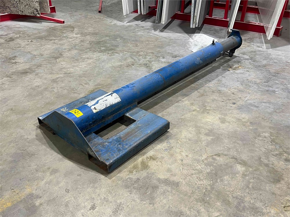 Forklift extending Jib crane