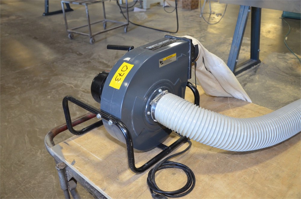 Central Machinery "31810" 13 Gallon Portable Dust Collector