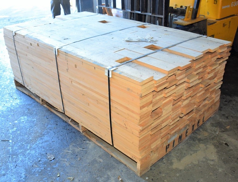 LOT# 1112  MAPLE 4/4" X 4 5/8"W  UP TO 8' L*  1 LIFT (SEE PHOTOS FOR DIMENSIONS)