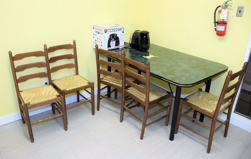 KITCHEN DINING TABLE, 5 CHAIRS, TASSIMO & SMALL TABLE