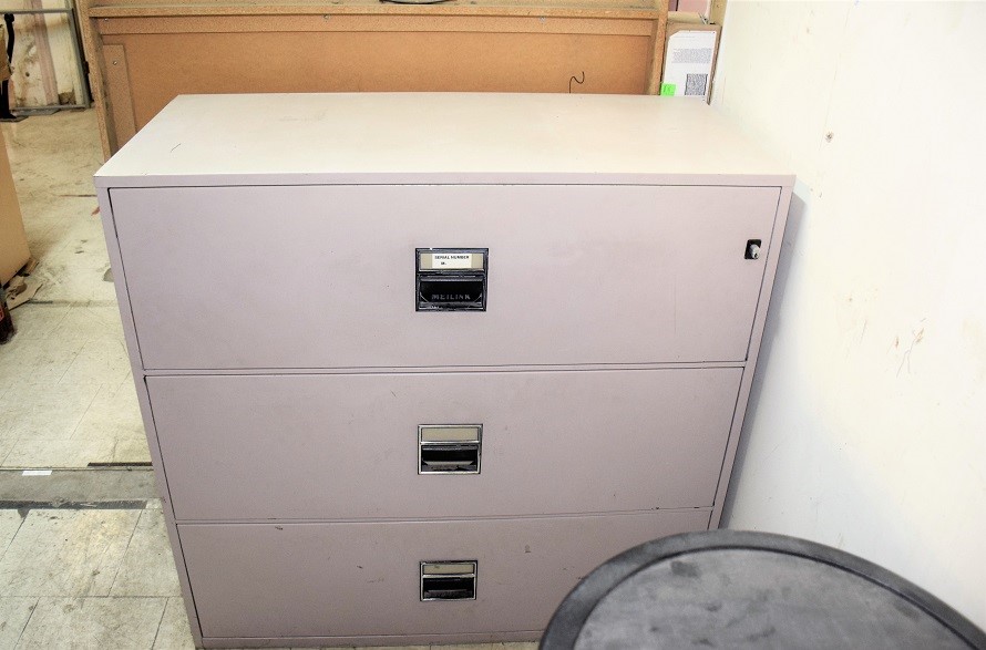 (2) FILING CABINETS * METAL FILING CABINETS X 2