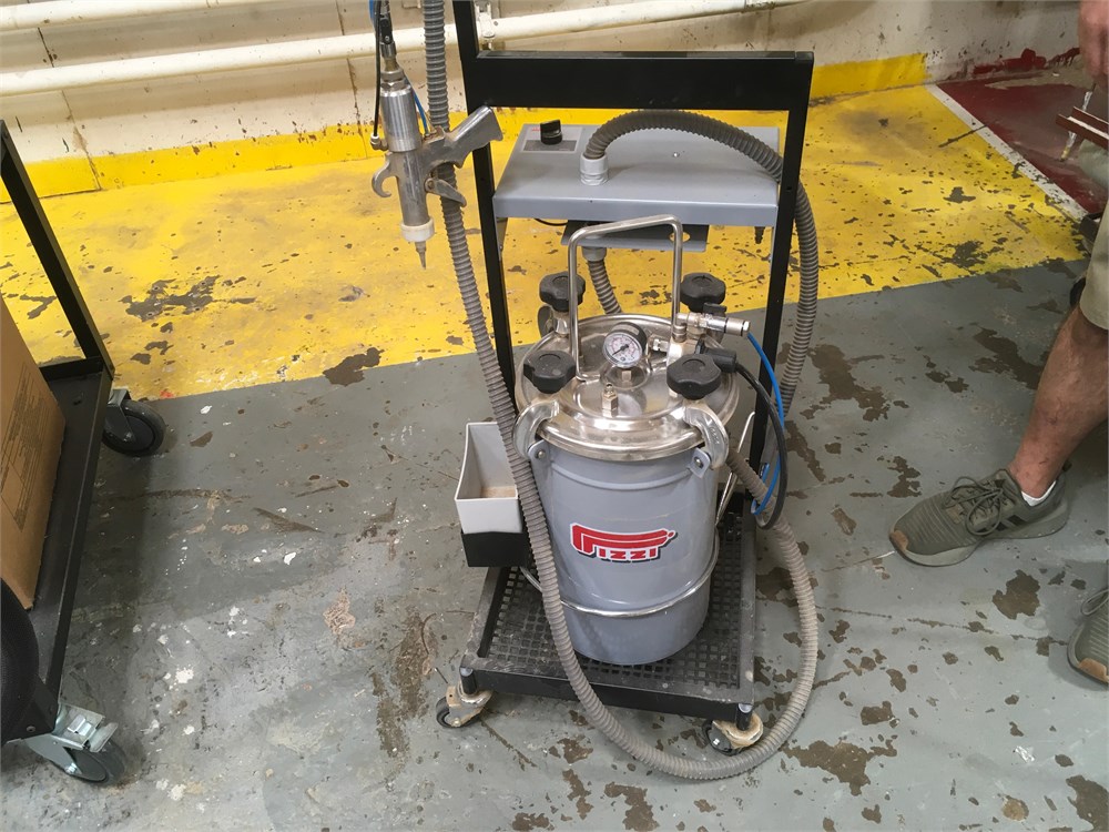 Pizzi Glue Pot and Gun