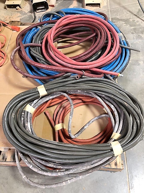 LOT# 060  LOT OF AIR HOSES & ELECTRICAL EXTENSION CORDS